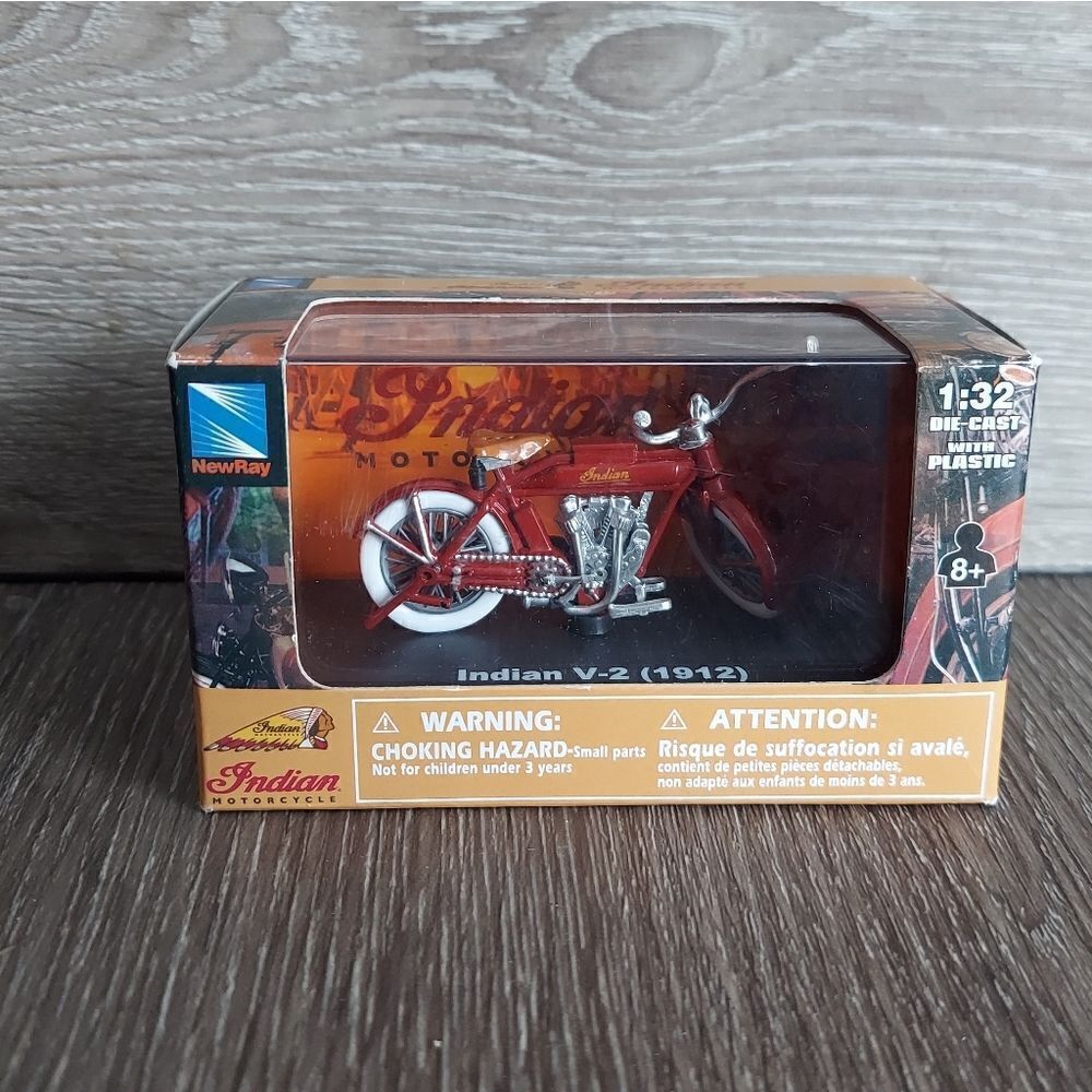 Indian V-2 1912 Indian Motorcycle 1:32 Scale  Collectible New in Box